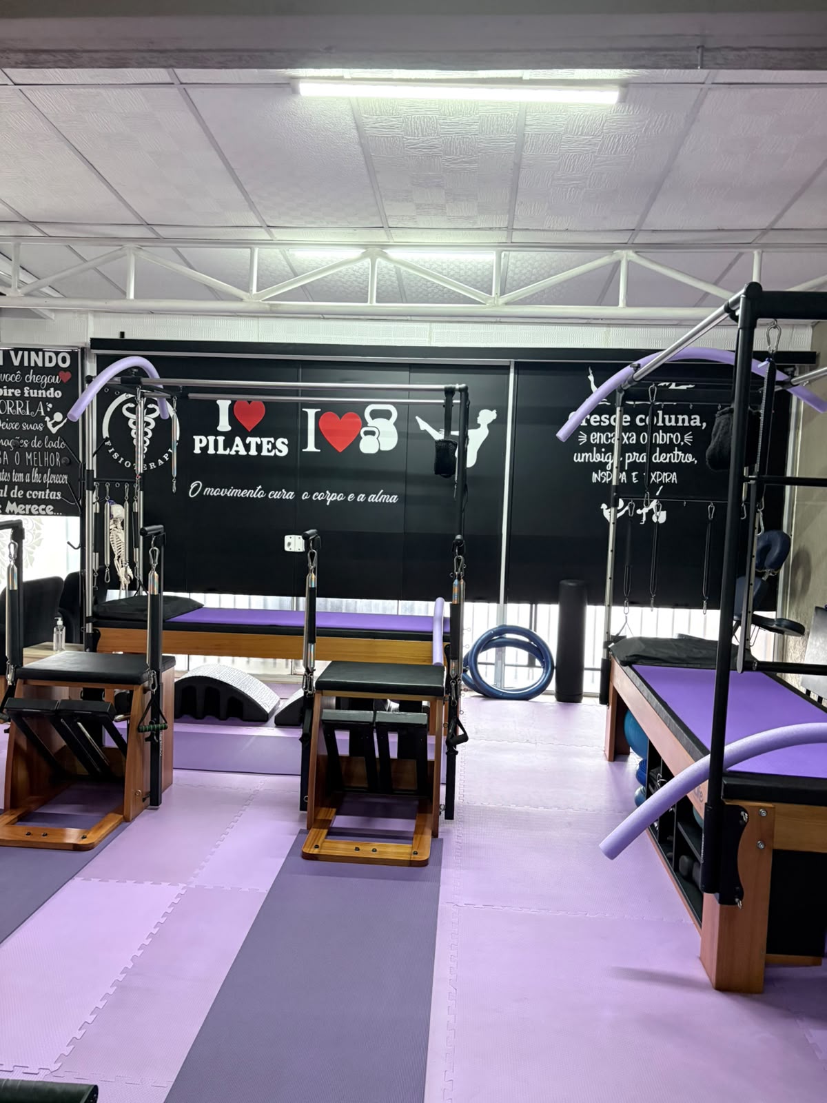 Cadeiras de Pilates e mural I Love Pilates